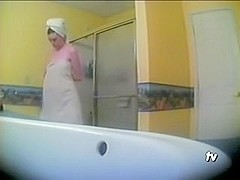 Voyeur clip shows a teen in bathroom