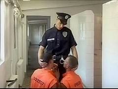 Trio entre reclusos y policia