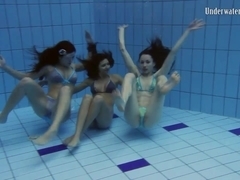 UnderwaterShow Video: 3 girls in the pool