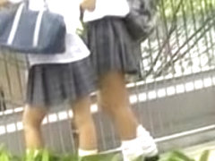 Hidden voyeur captured a sharking skirt scene happening live