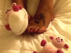 This insanely horny camgirl loves exposing her freaking awesome feet