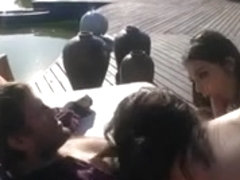 Valentina Nappi & Madlin Moon baisees au bord de l'eau