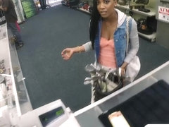 Sexy amateur ghetto pawns her muff for the golf clubs